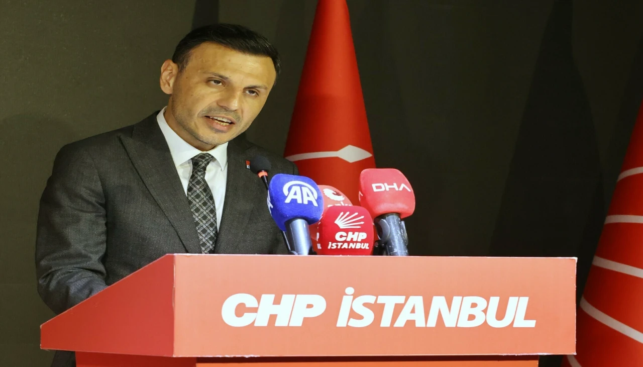 CHP İstanbul İl Başkanı Çelik, Beşiktaş Belediyesi önünde konuştu