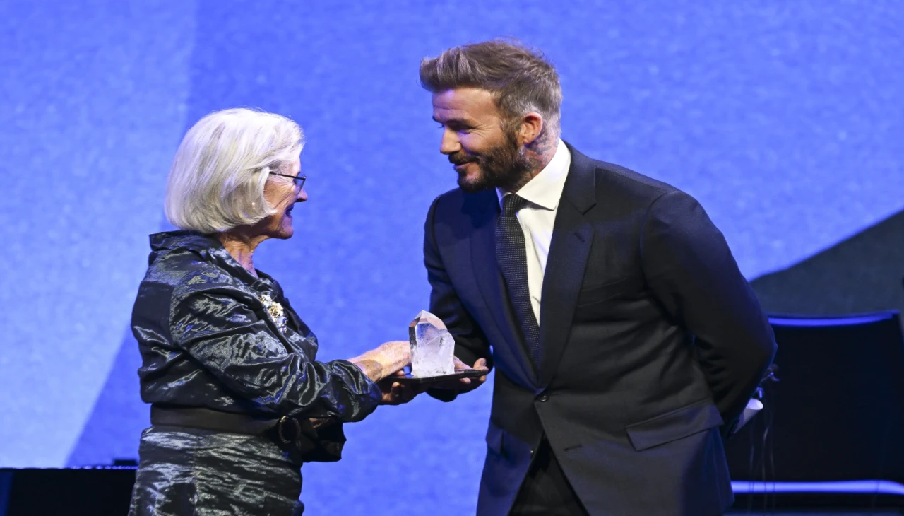 Ödüle layık görülen ünlü futbol adamı David Beckham , ödülünü aldı.