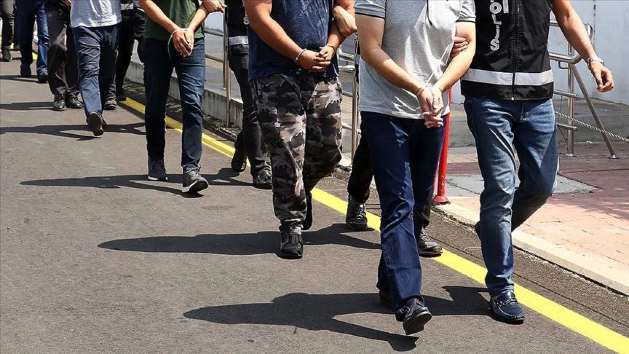 İzmir'de FETÖ operasyonunda 17 şüpheli yakalandı