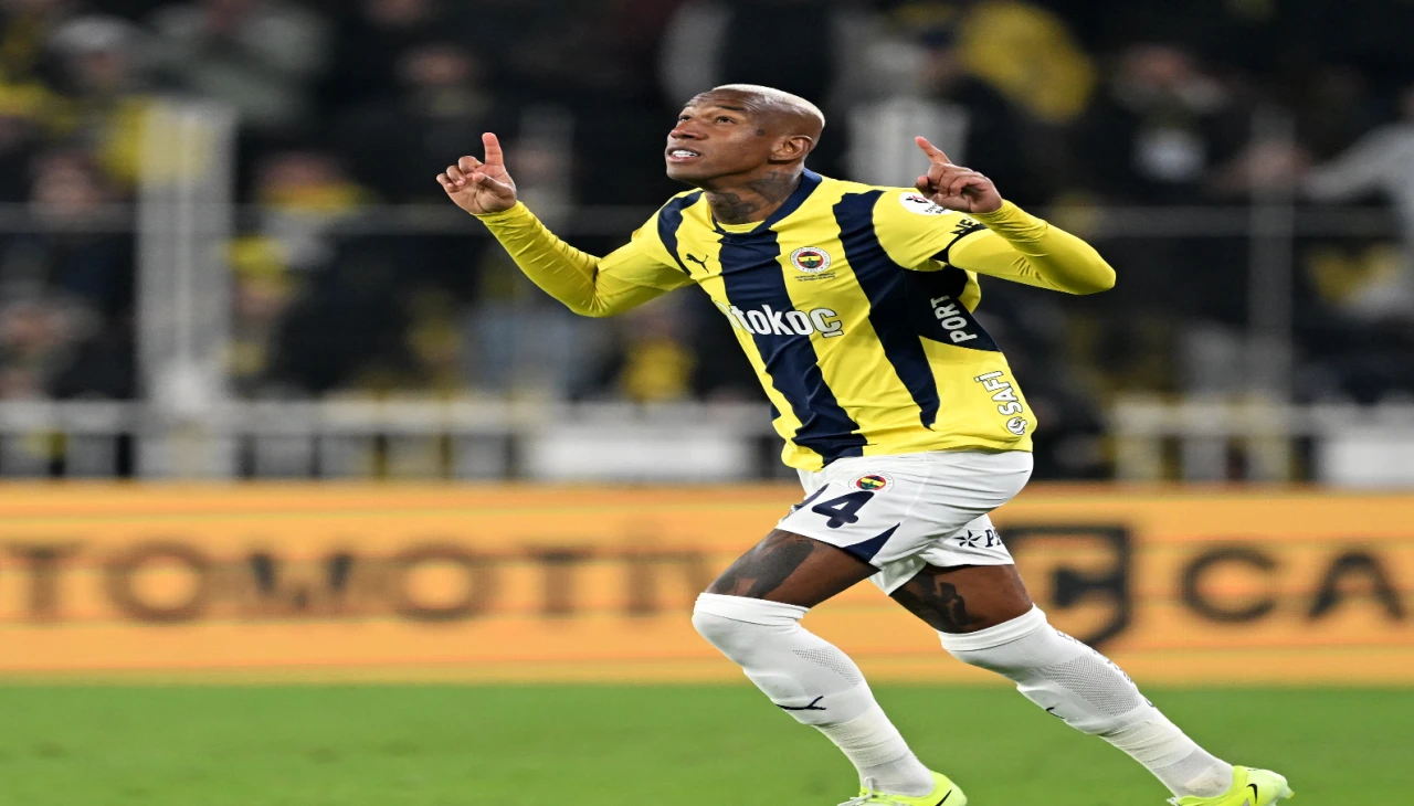 Fenerbahçe ile Erzurumspor FK Ülker Stadı’nda karşılaşıyor.