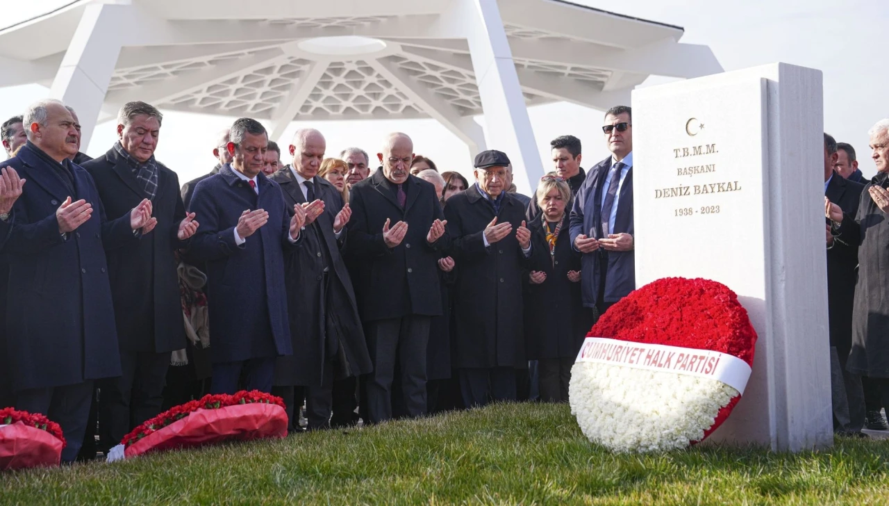 CHP Genel Başkanı Özgür Özel, Deniz Baykal'ı anma törenine katıldı