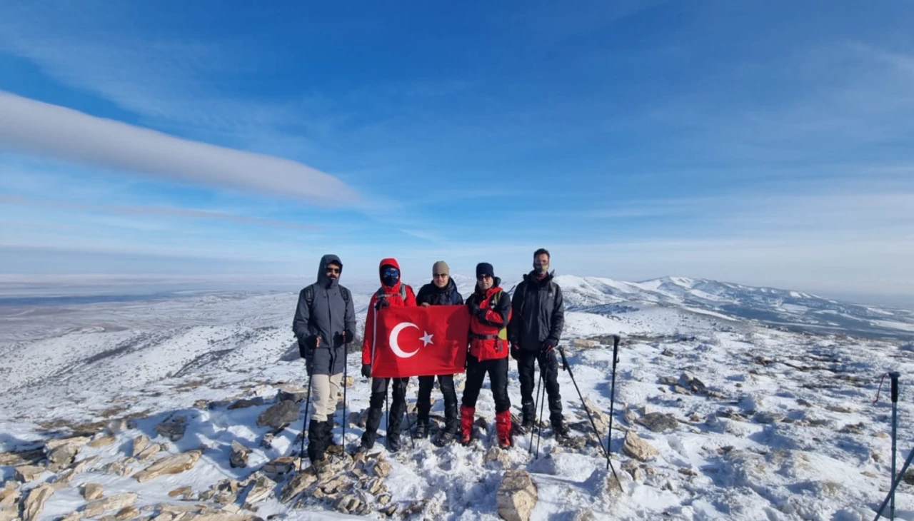 Kırşehirli dağcılar Kındam Dağı zirvesinde Türk Bayrağı açtı