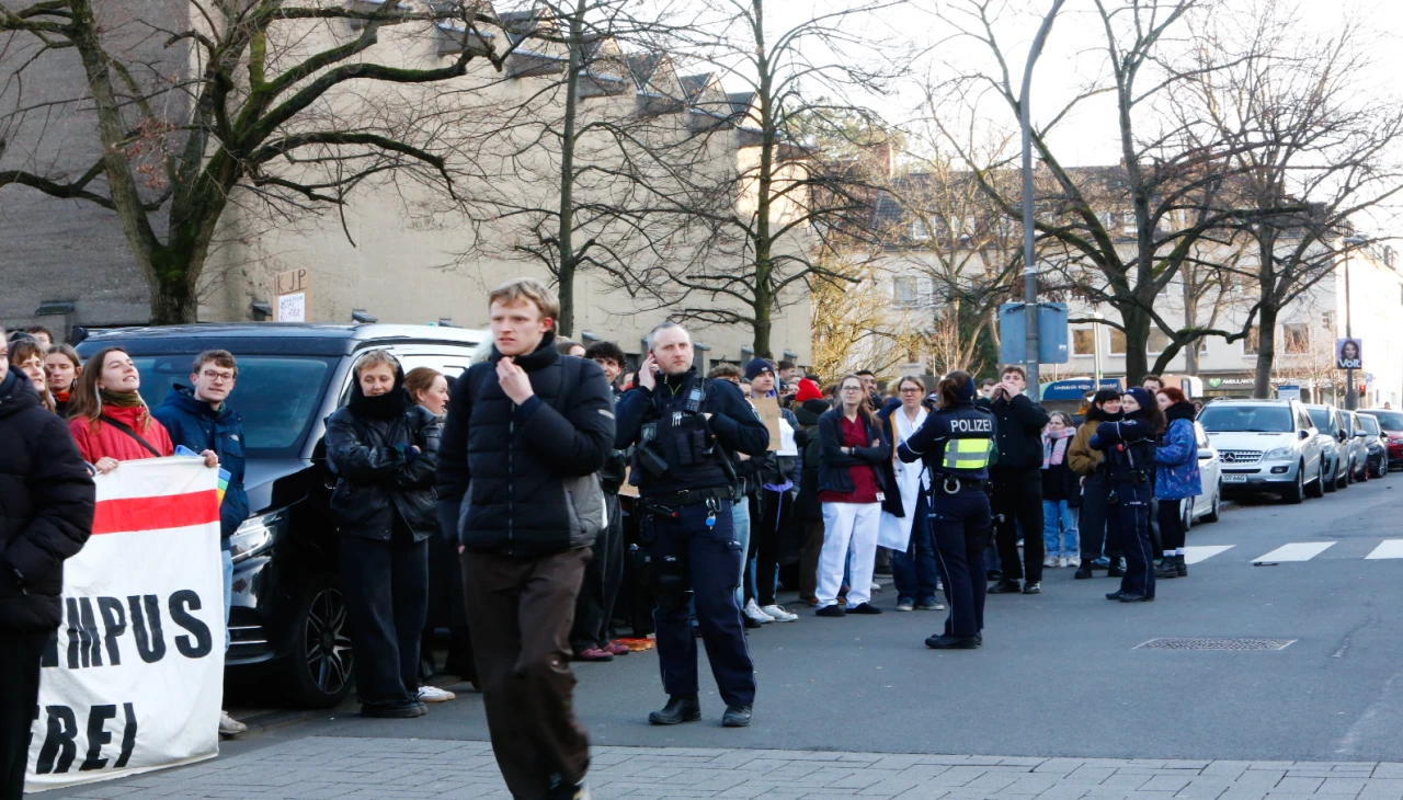 Başbakan adayı Friedrich Merz, Köln'de protesto edildi