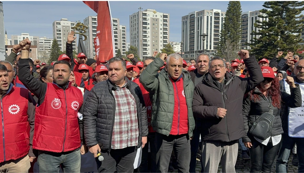 Seyhan Belediyesi işçileri iş bıraktı: "Geçim derdindeyiz"