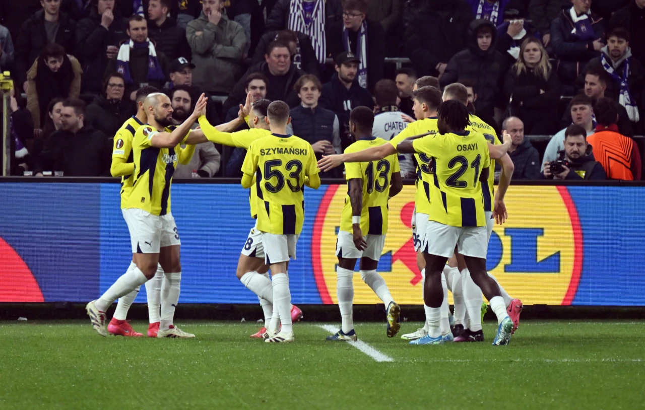 Fenerbahçe-Anderlecht maçı ırkçı olaylar nedeniyle durakladı