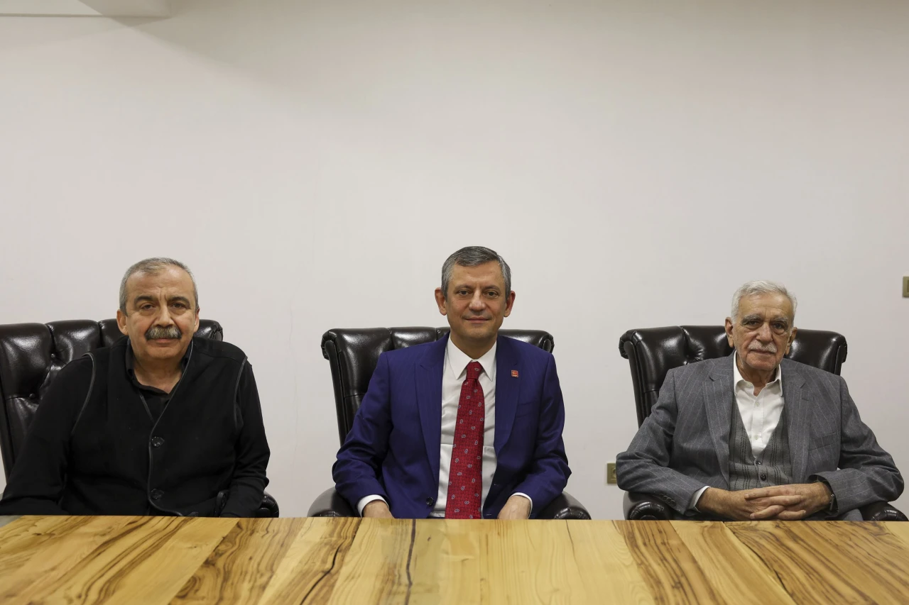 CHP Lideri Özgür Özel, Ahmet Türk'e geçmiş olsun ziyareti