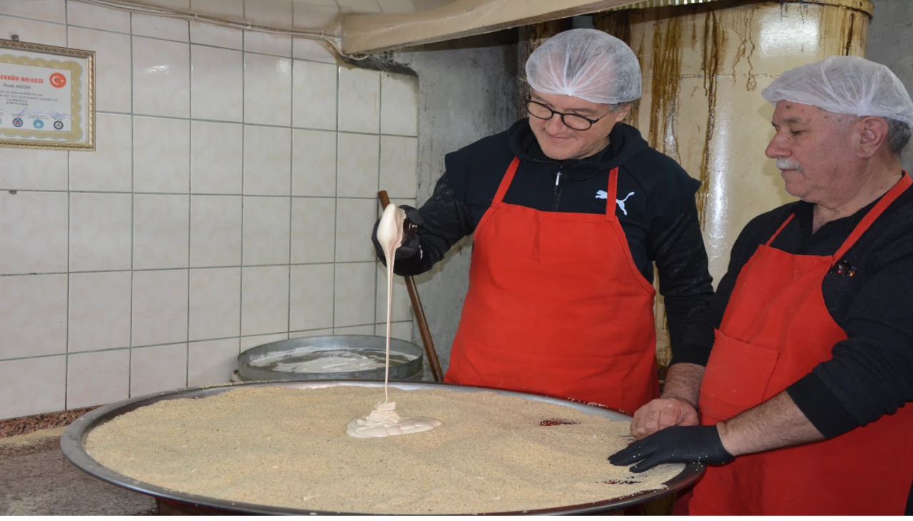 Manisa'nın Demirci ilçesinde 125 yıllık geleneğin sürdüğü susamlı helva üretimi hız kesmiyor