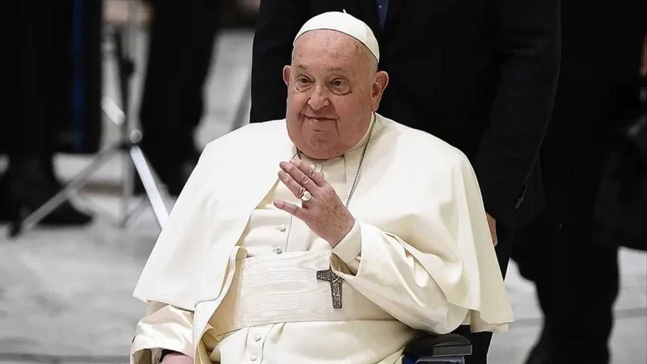 Papa Franciscus'un sağlık durumu stabil hale geliyor