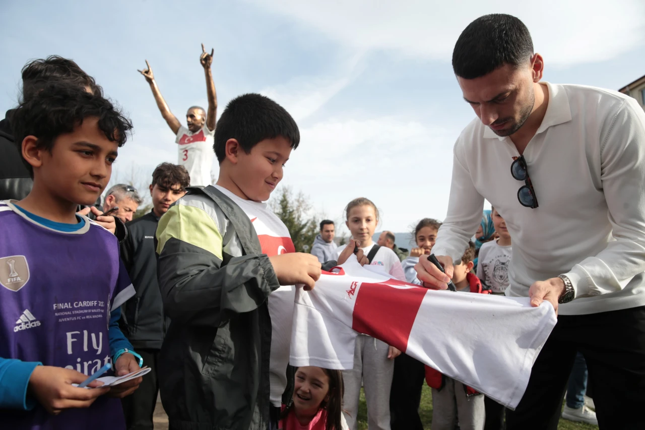 Demiral, "Çalışmaktan vazgeçmeyin, hedeflerinizin peşinden gidin