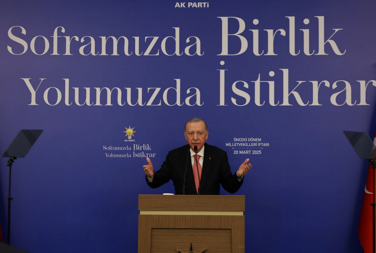 Cumhurbaşkanı Erdoğan : "Bizim pervasızca etrafa saçacak kirli ve karanlık para kulelerimiz yok."