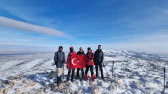 Kırşehirli dağcılar Kındam Dağı zirvesinde Türk Bayrağı açtı