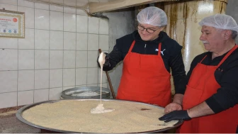 Manisa'nın Demirci ilçesinde 125 yıllık geleneğin sürdüğü susamlı helva üretimi hız kesmiyor.