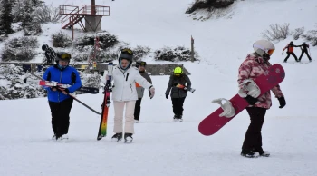 Çambaşı kayak tesisleri ziyaretçi akınına uğruyor