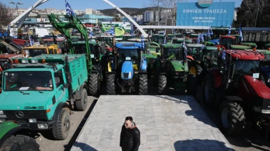 Selanik’te çiftçilerden traktörlü protesto