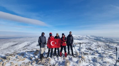 Kırşehirli dağcılar Kındam Dağı zirvesinde Türk Bayrağı açtı